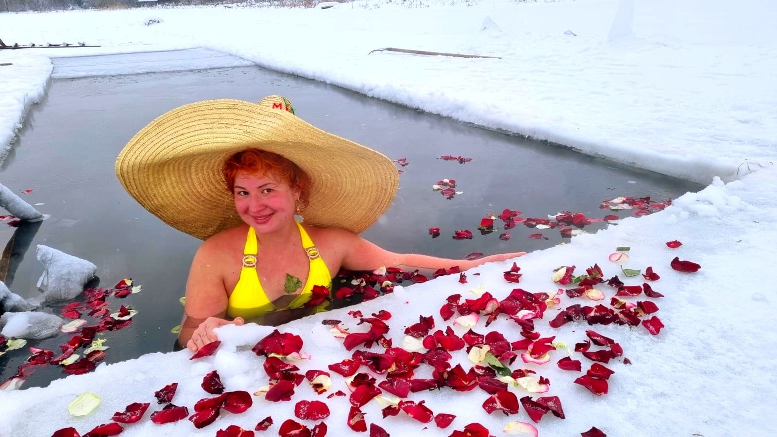 Прорубь с лепестками роз: в Челябинской области "моржи" устроили романтичный заплыв 