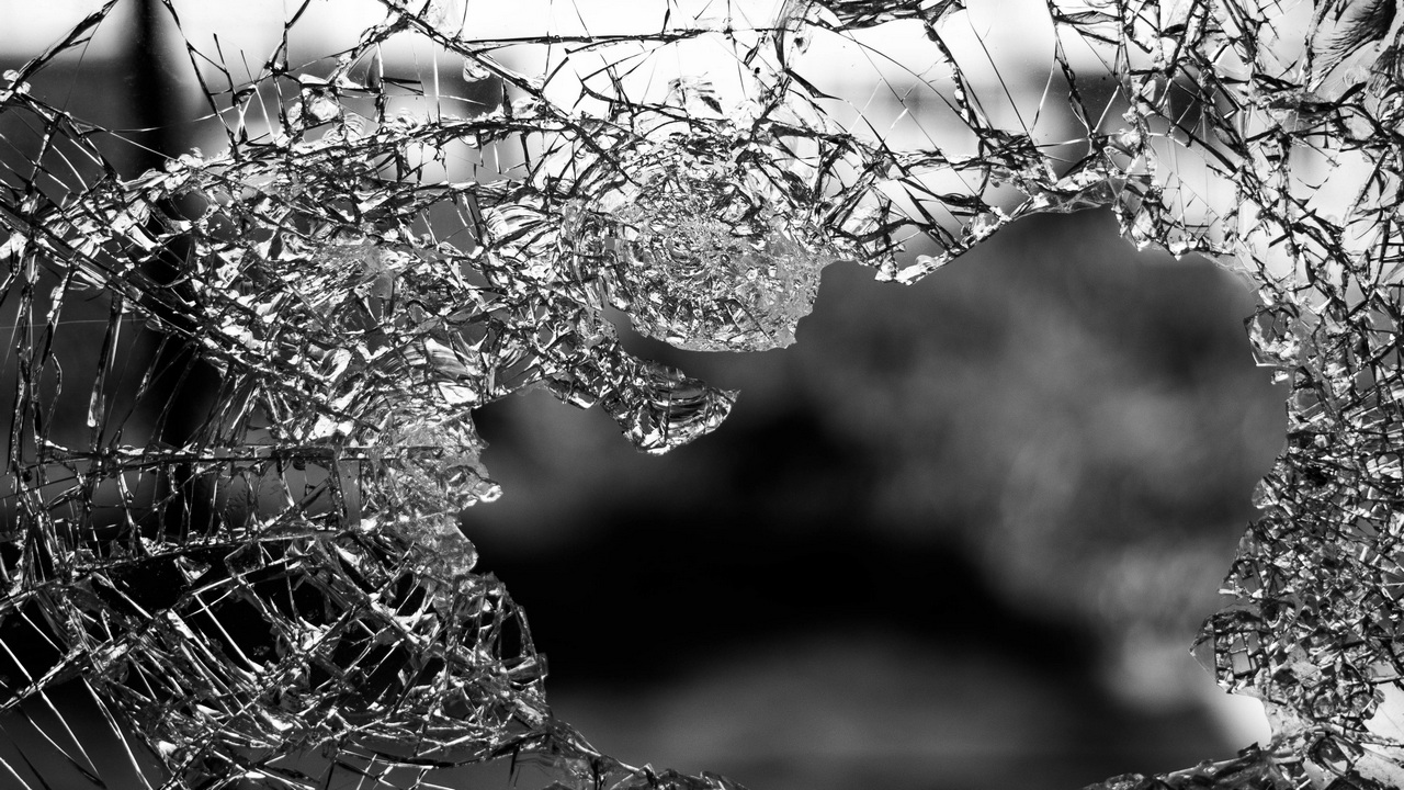 Банда в Челябинске разбила молотком стекла у семи машин  