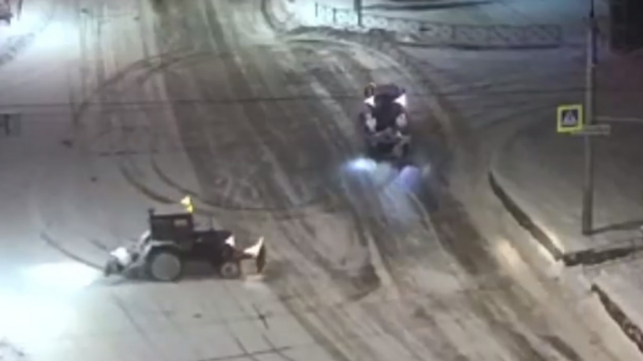 Трактористы устроили хоровод на снегу в Челябинской области