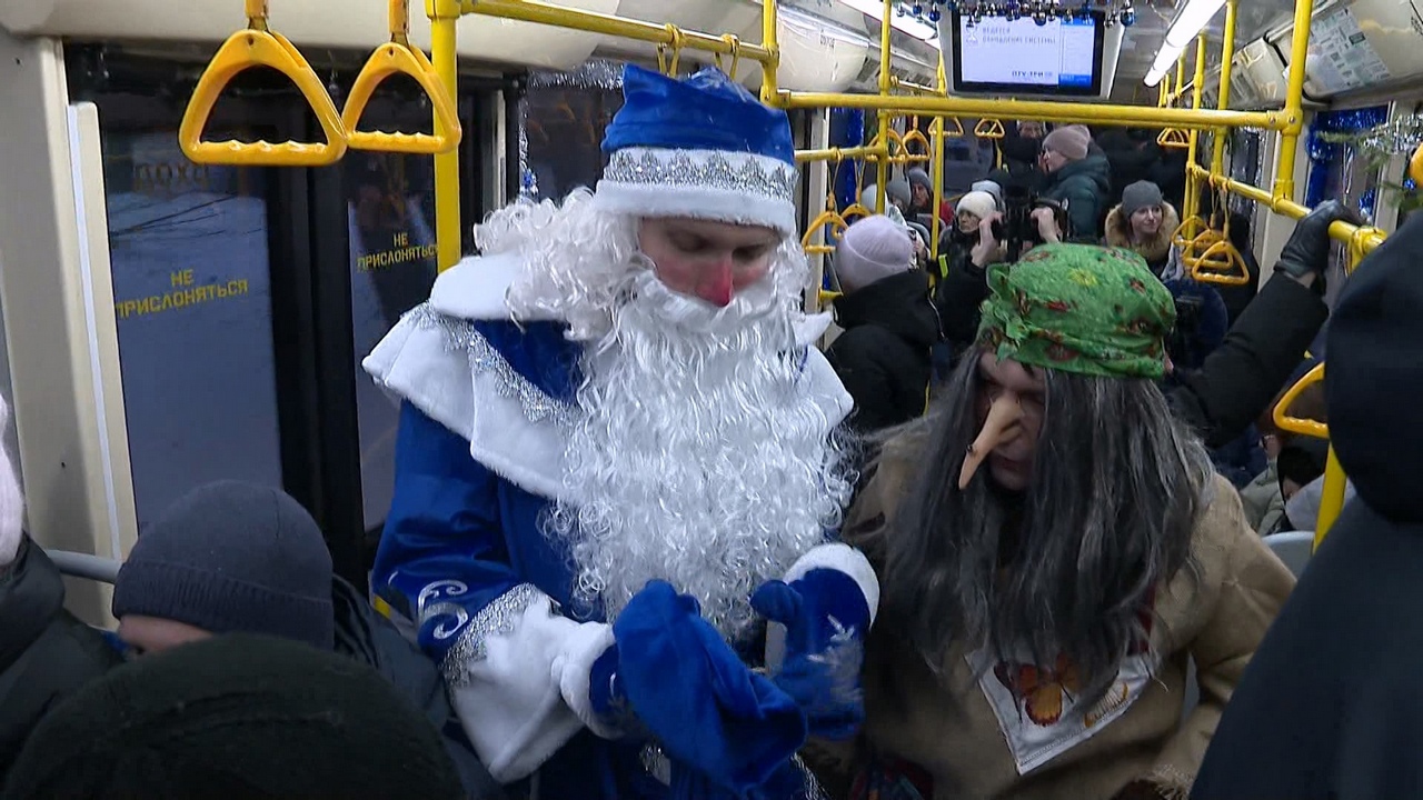 В Челябинске запустили новогодний трамвай: оплата за проезд – стихи