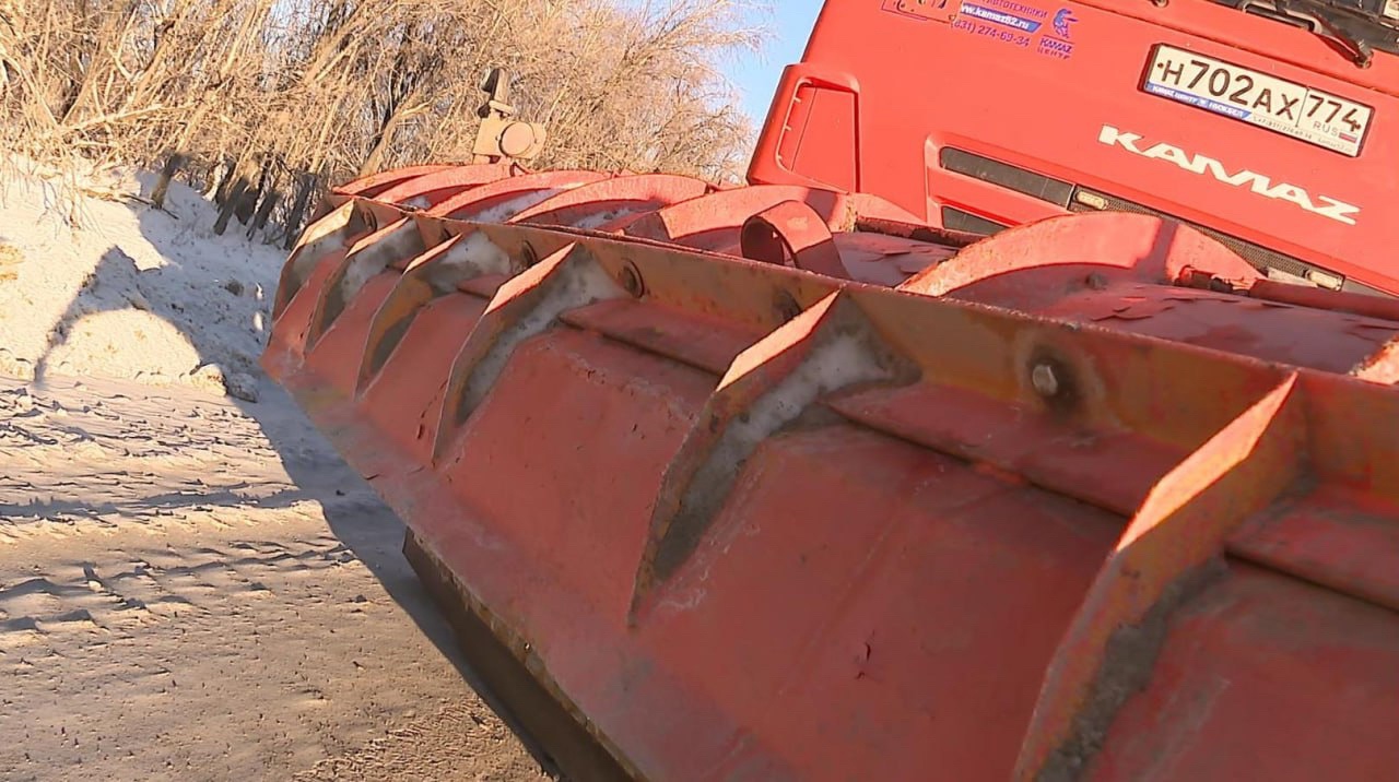 Массовая уборка: 400 единиц дорожной техники вышли на трассы Челябинской области