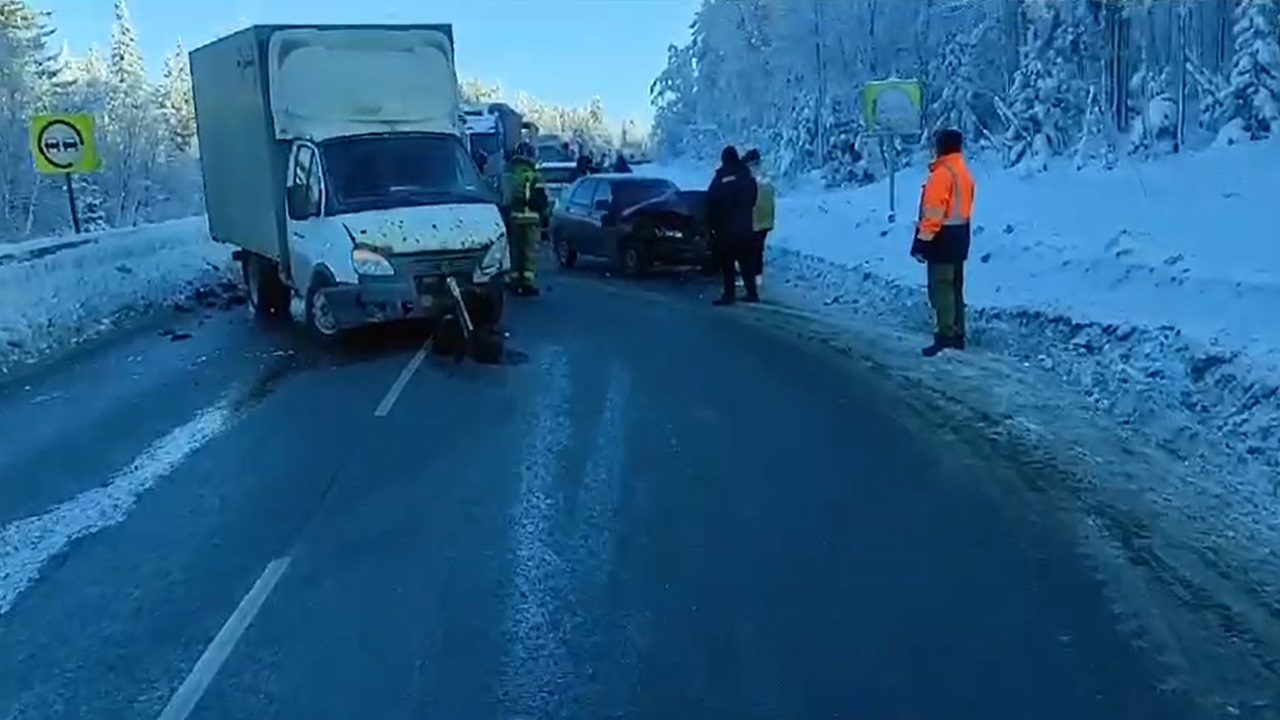На трассе М5 в Челябинской области столкнулись 3 автомобиля