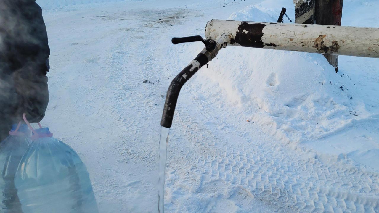 "Пора топить снег": жители поселка в Челябинске почти неделю сидят без воды