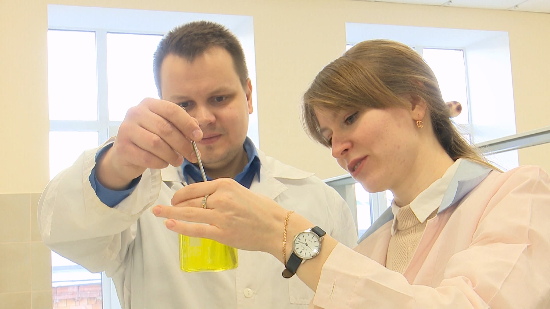 Ученые Челябинска получили молекулы для смартфонов, которые не портят зрение