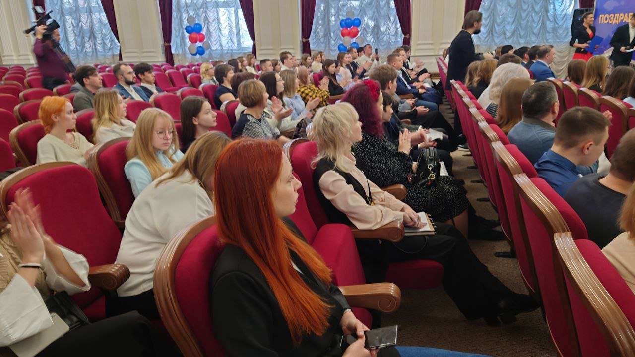 Активных школьников и студентов наградили в Законодательном собрании Челябинской области