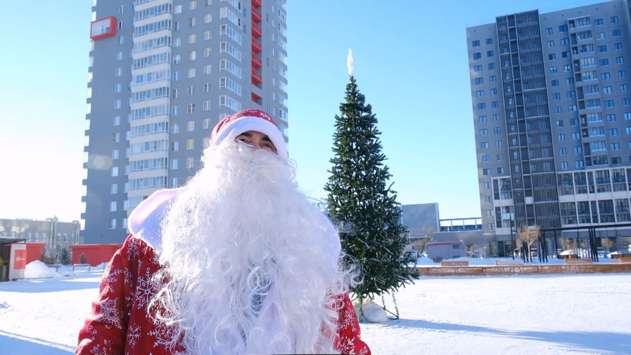Приносит подарки через окно: Дед Мороз-альпинист поздравляет детей в Челябинске