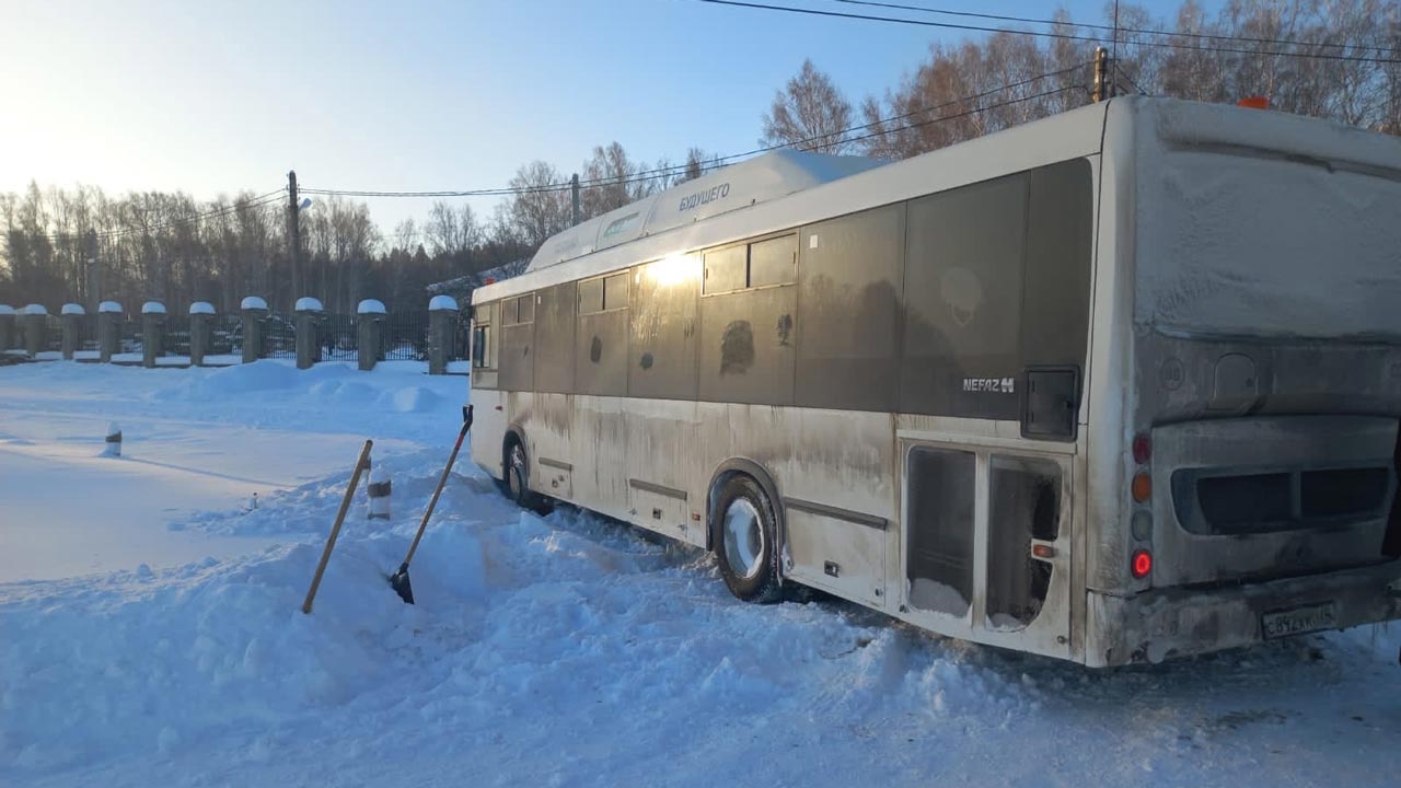 Приехавший за детьми в лагерь автобус застрял в снегу под Магнитогорском