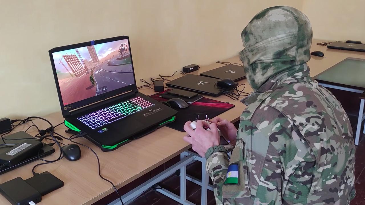 Военнослужащих на Урале учат управлять высокотехнологичными дронами