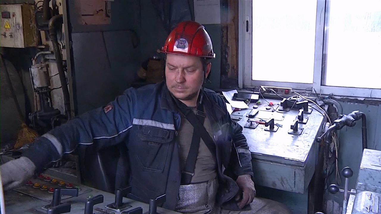 За смену разгружает 43 печи: лучшего работника месяца назвали на ММК