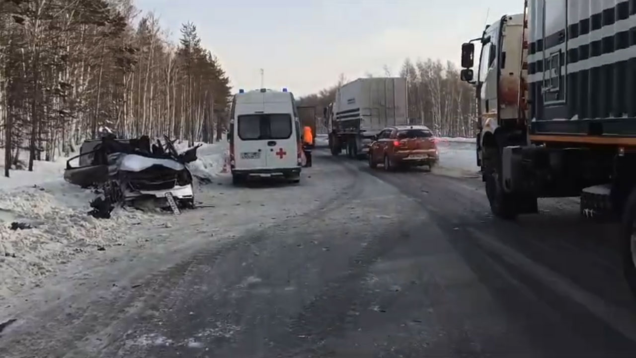 Легковой автомобиль и фура столкнулись на М5 в Челябинской области, есть пострадавшие