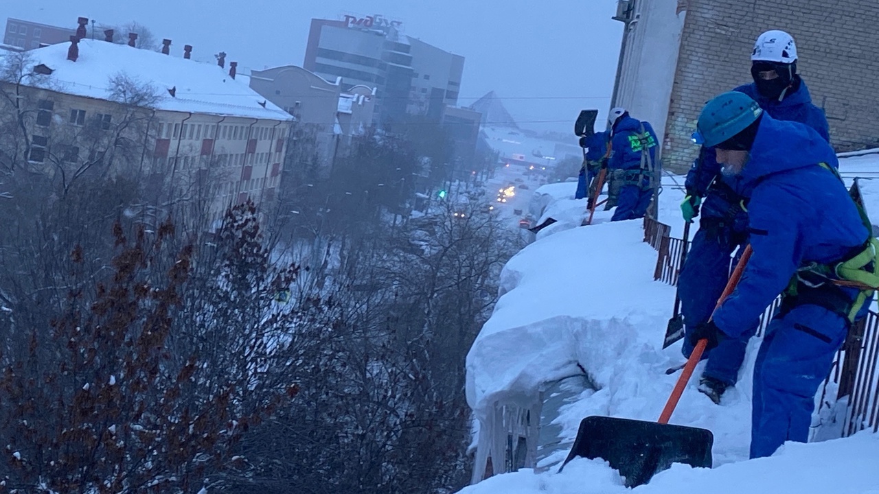 Ледяная угроза: чем опасны сосульки на крышах, рассказали в Челябинске