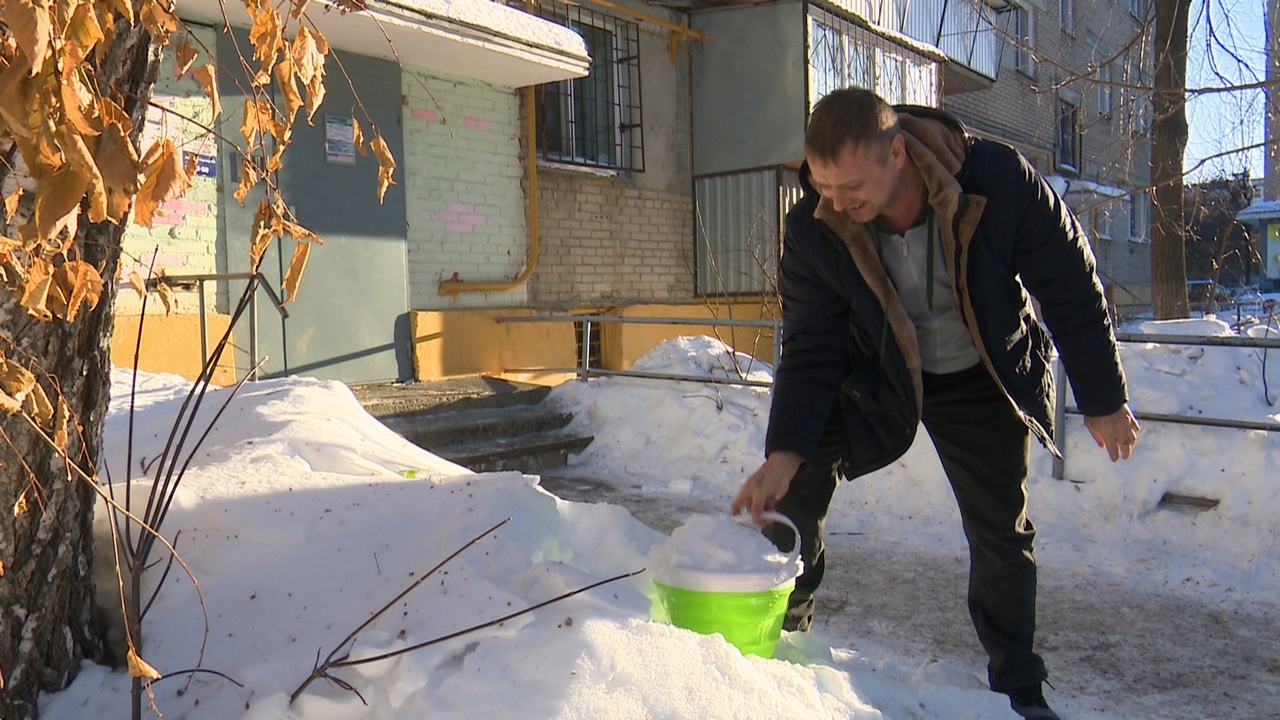Набирают снег из сугробов: последствия коммунальной аварии в Челябинске