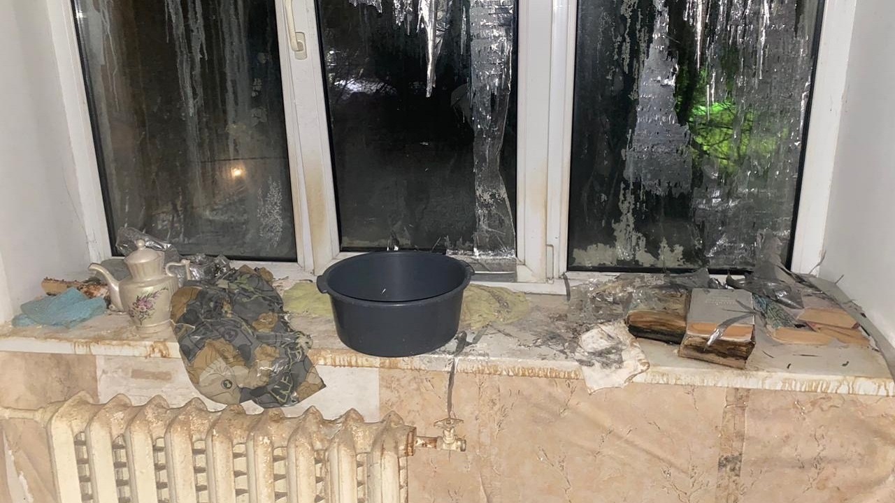 "Боимся включать электричество": дом в Челябинске топит из-за прохудившейся крыши "Боимся включать электричество": дом в Челябинске топит из-за прохудившейся крыши