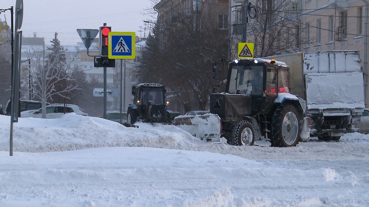 Водители в Челябинске жалуются на опасные ледяные колеи на узких дорогах