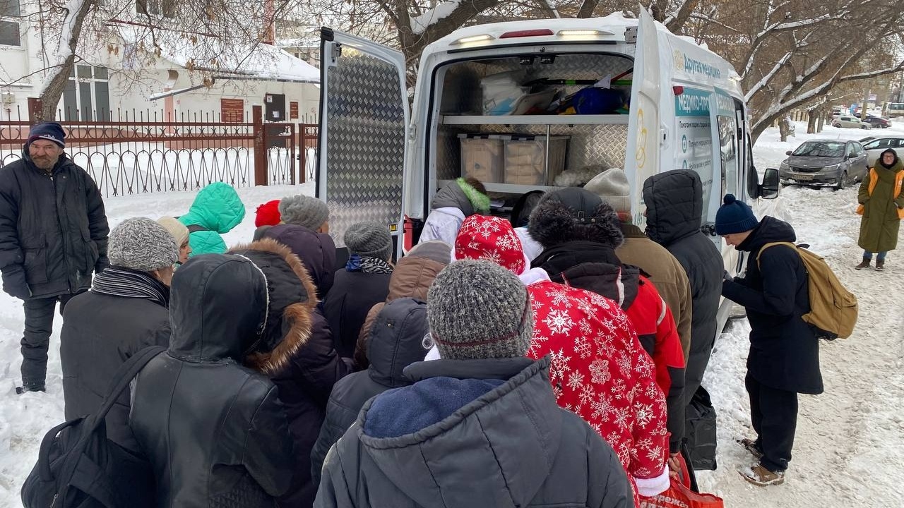Гуманитарную помощь и новогодние подарки раздают бездомным в Челябинске  