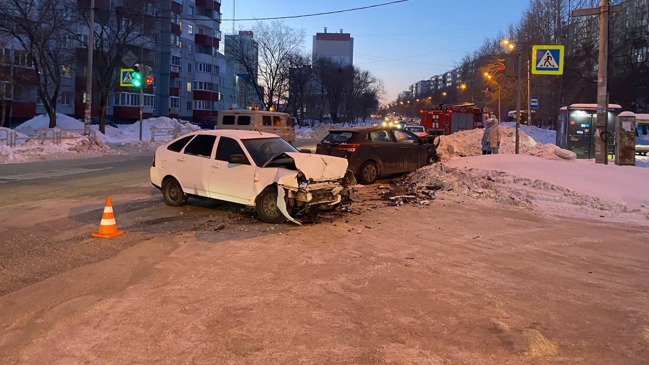 Один человек пострадал в лобовом ДТП на перекрестке в Челябинске Один человек пострадал в лобовом ДТП на перекрестке в Челябинске