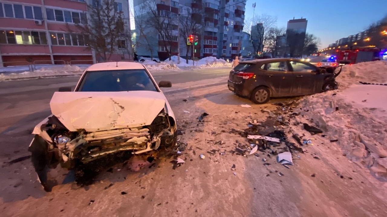 Один человек пострадал в лобовом ДТП на перекрестке в Челябинске