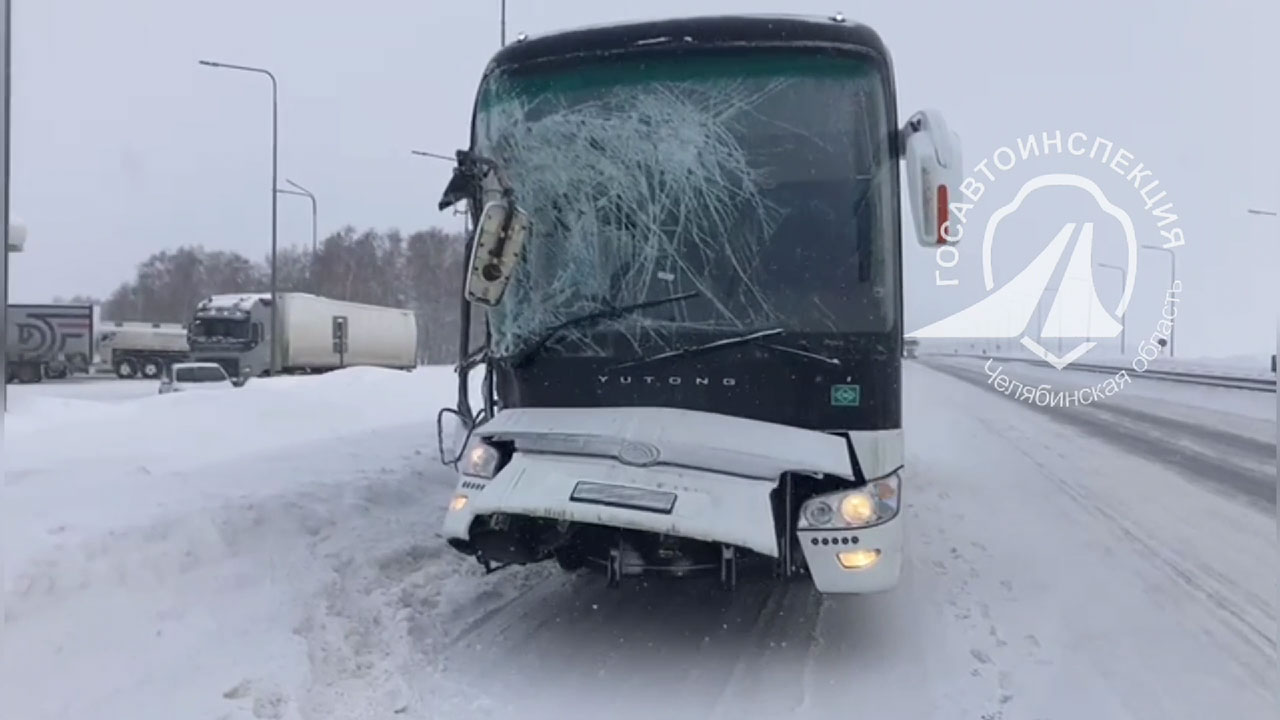 Автобус с пассажирами врезался в фуру на М5 в Челябинской области