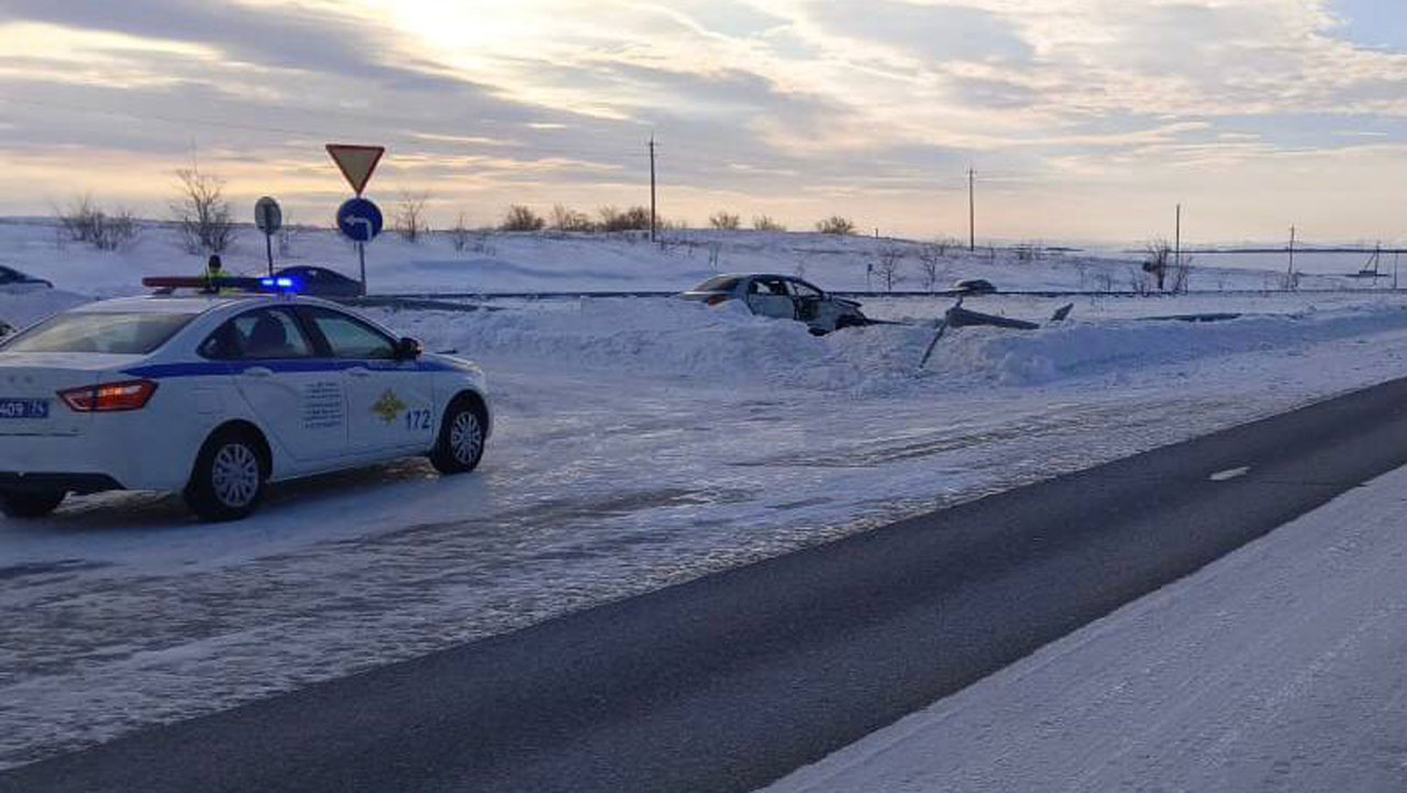 В Челябинской области автомобиль врезался в ограждение, водитель погиб
