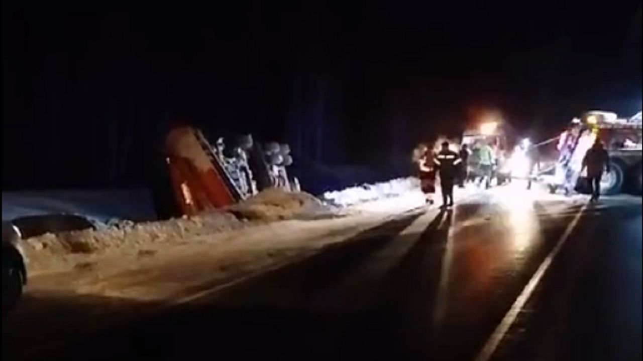 Снегоуборочная машина перевернулась на трассе в Челябинской области
