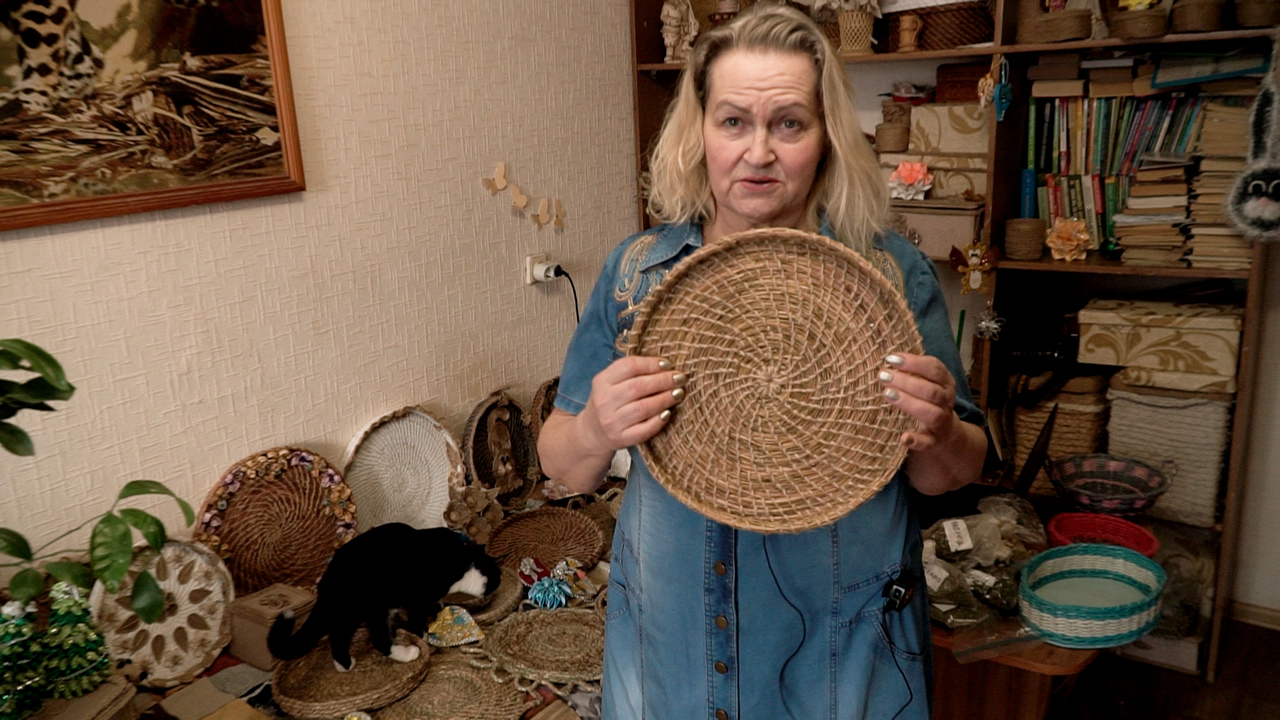 Житель Аши потерял возможность ходить, но начал делать изящные картины из гипса