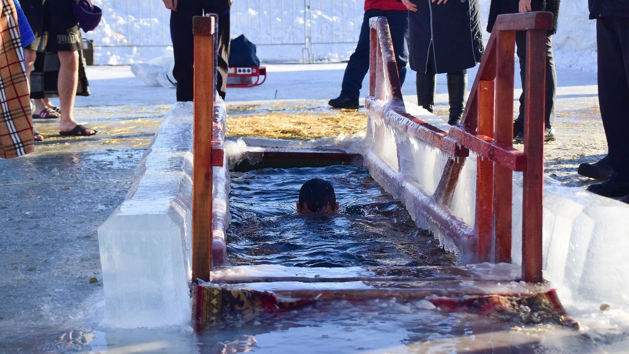 Крещение в Челябинске: где открыты купели и кому нельзя окунаться в прорубь