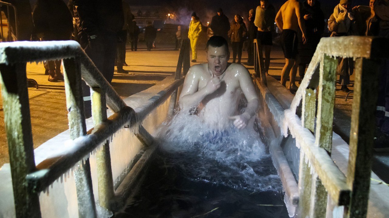 Тысячи жителей Челябинской области приняли участие в крещенских купаниях