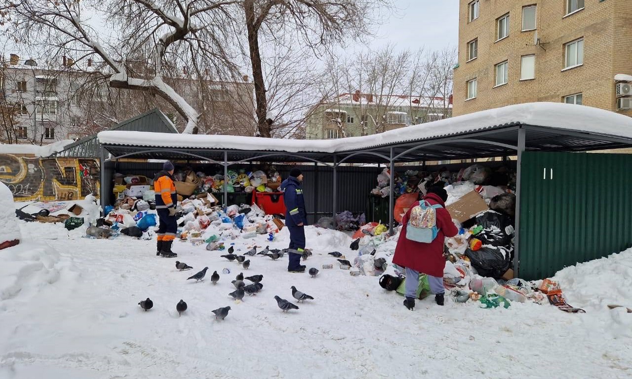 В Челябинске вывозят скопившийся во дворах мусор
