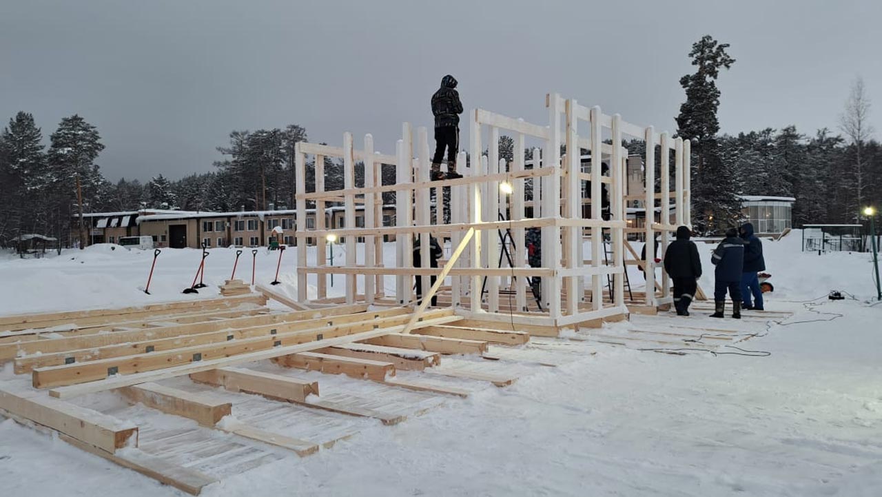 Часовню из снега строят на озере Тургояк в Челябинской области