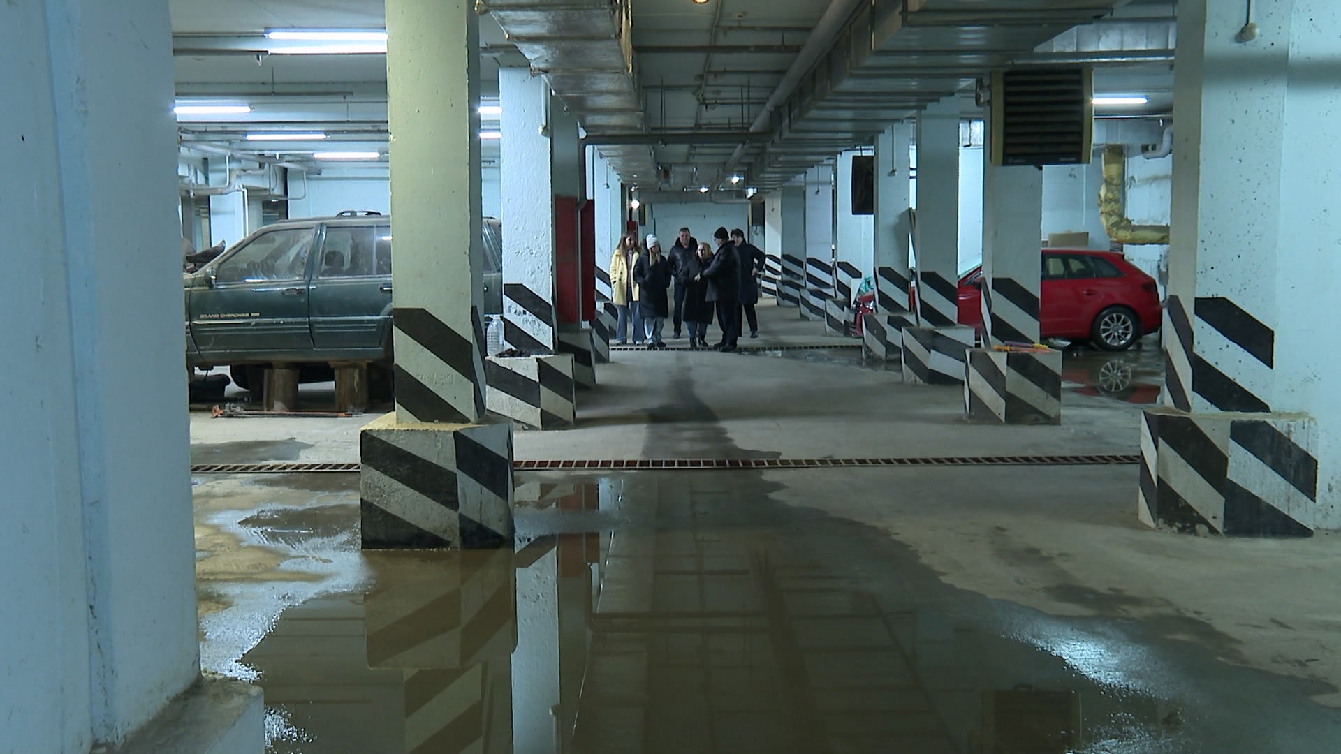 Подземную парковку в Челябинске топит канализационными стоками