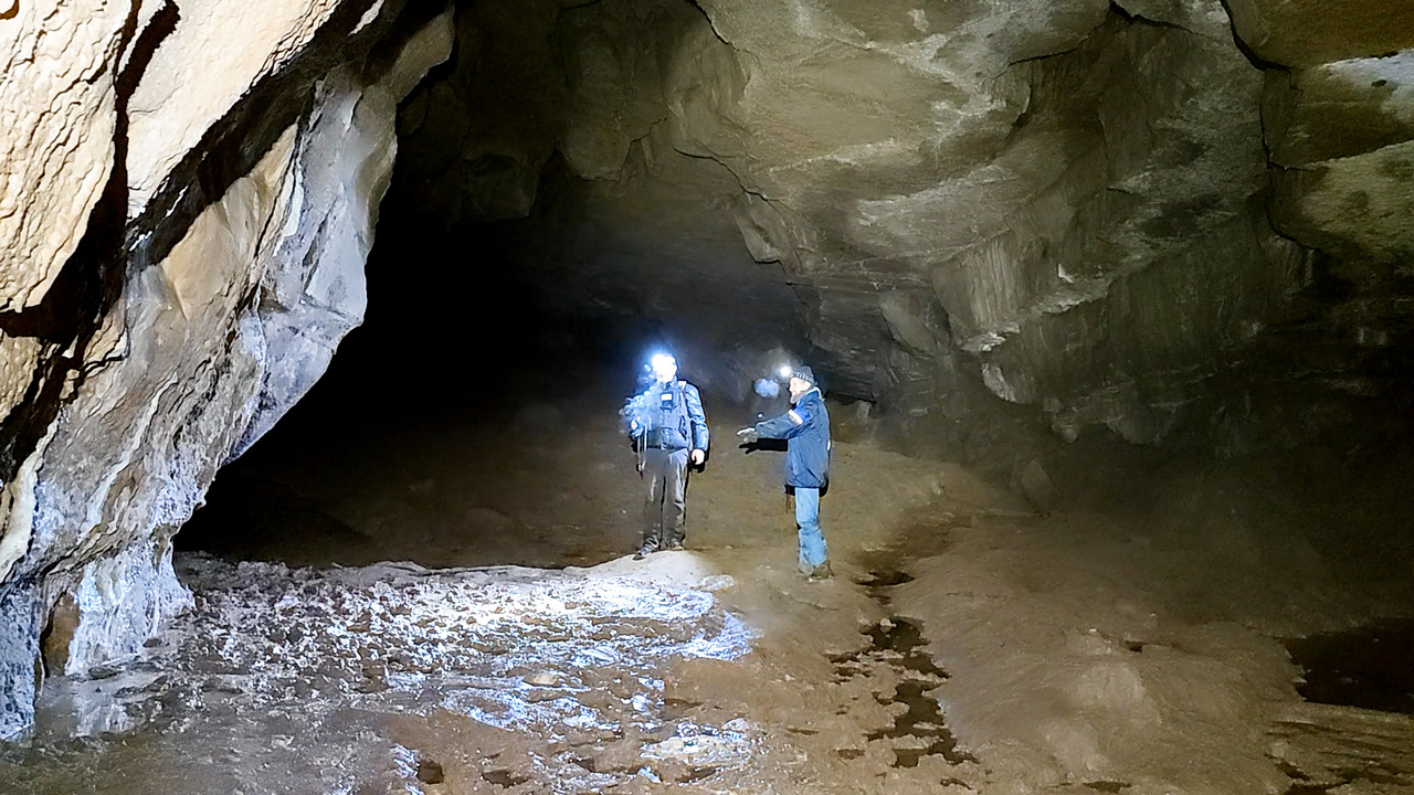 Спелеологи показали пещеру в Челябинской области, где нарушена гравитация