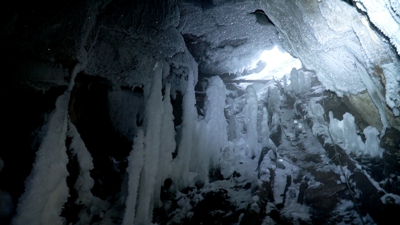 Спелеологи показали пещеру в Челябинской области, где нарушена гравитация 