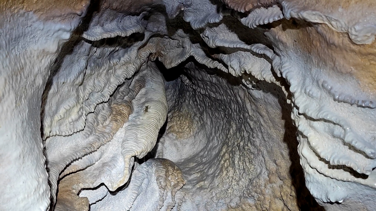 Спелеологи показали пещеру в Челябинской области, где нарушена гравитация 
