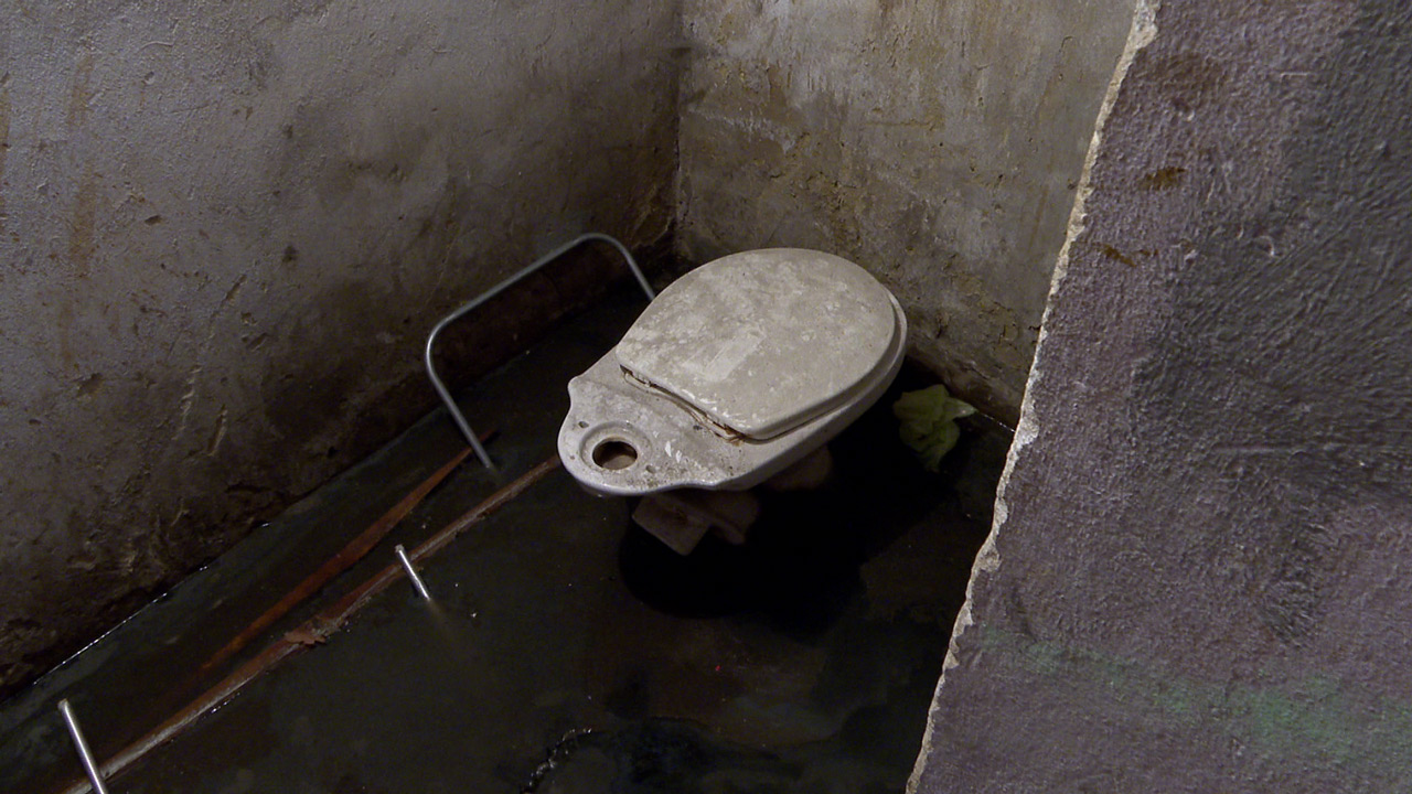 Дома тонут в нечистотах: в Челябинске не могут решить проблемы с затопленными подвалами