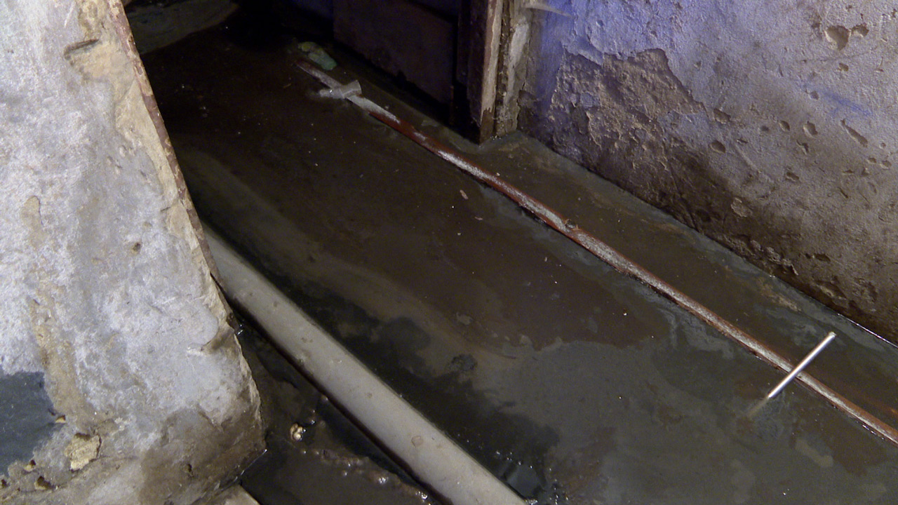 Дома тонут в нечистотах: в Челябинске не могут решить проблемы с затопленными подвалами