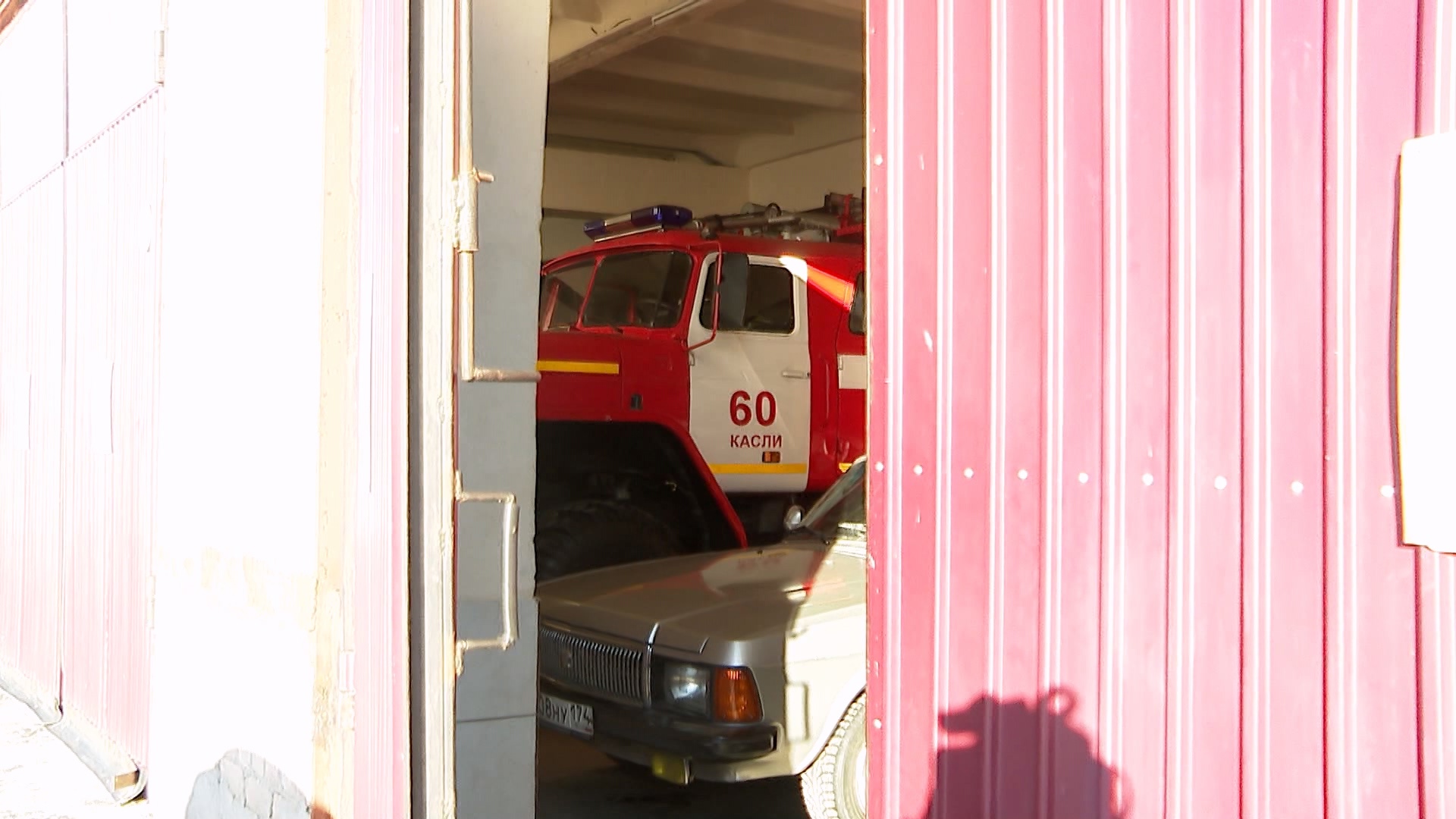 Вместо будильника – сирена: в Каслях несколько семей живут в пожарной части