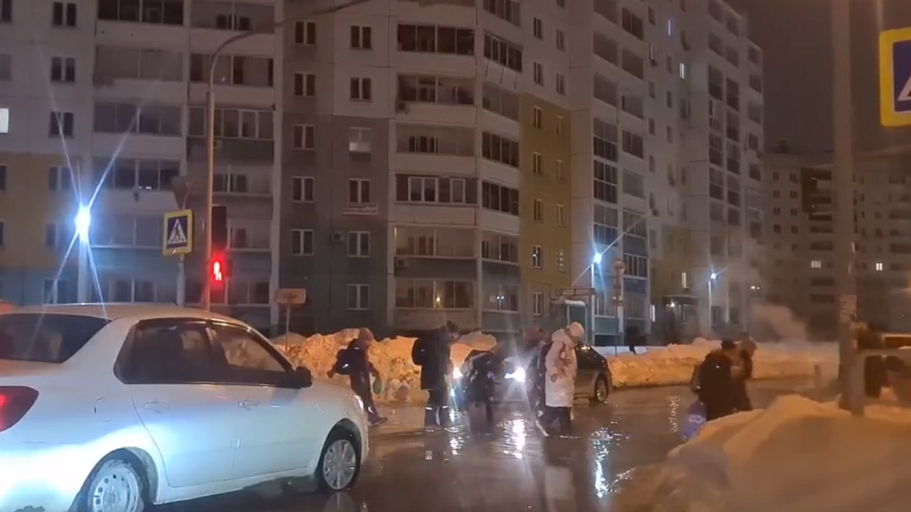 На северо-западе Челябинска затопило дороги из-за коммунальной аварии
