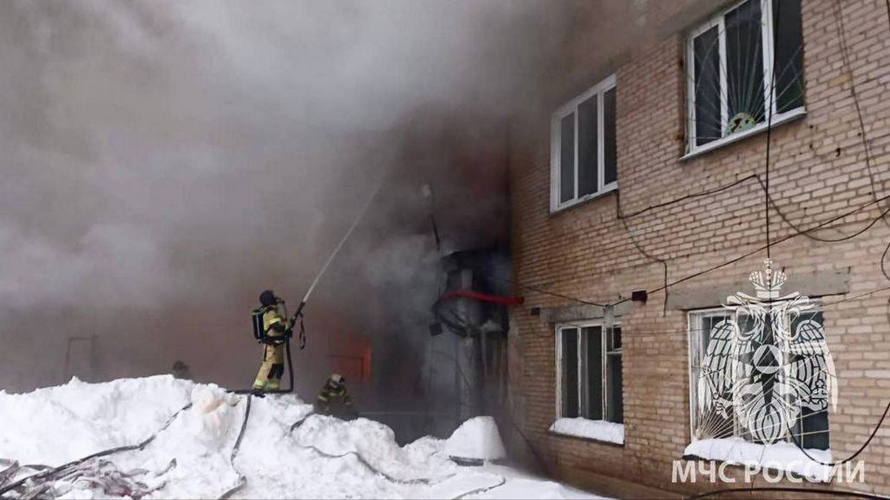 Цех по обработке дерева горит в Челябинской области