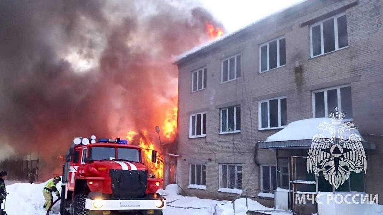 Цех по обработке дерева горит в Челябинской области