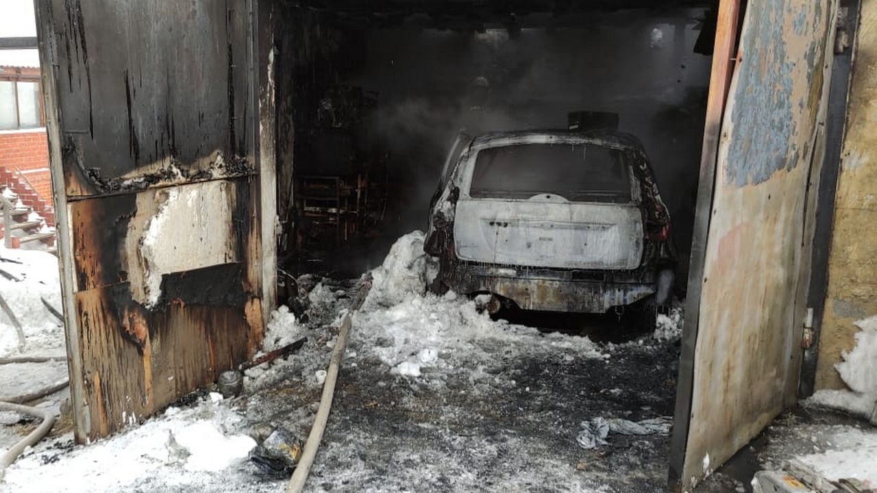 В Челябинской области мужчина пытался потушить горящие автомобили и получил ожоги