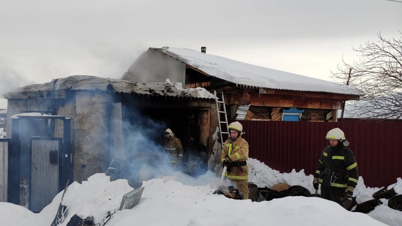 В Челябинской области мужчина пытался потушить горящие автомобили и получил ожоги
