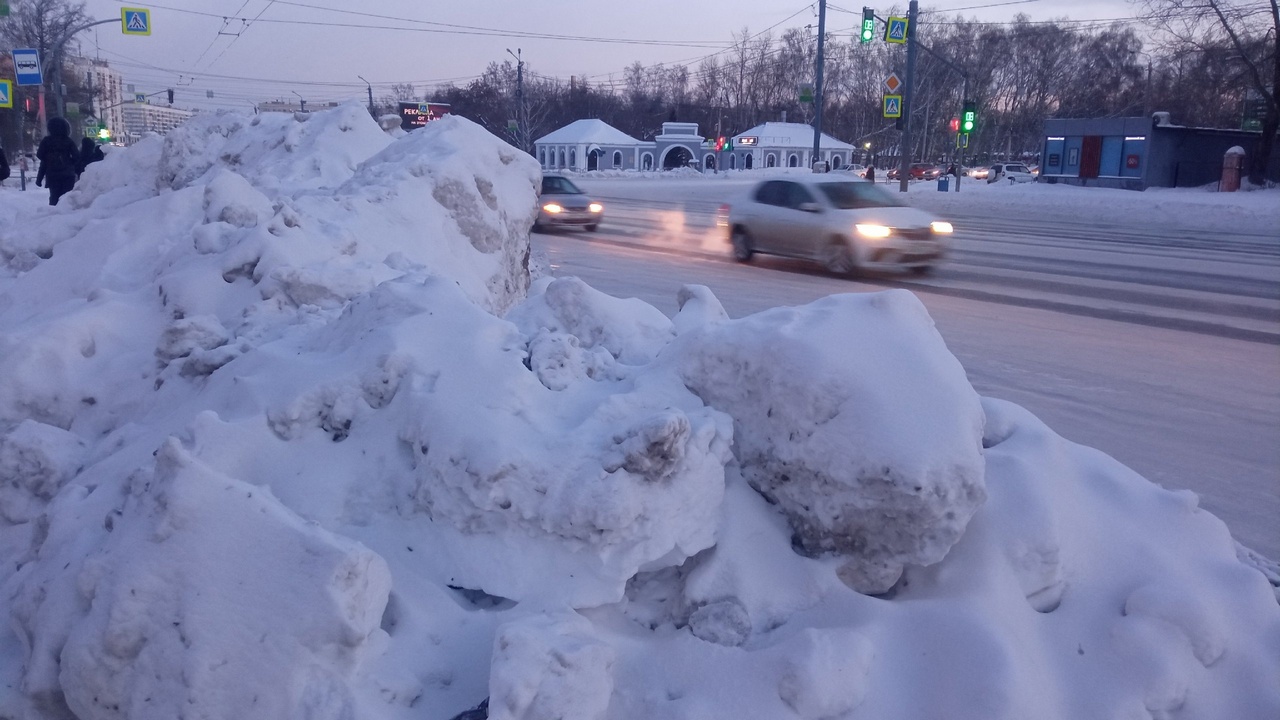 Губернатор Алексей Текслер поручил ускорить уборку и вывоз снега в Челябинске