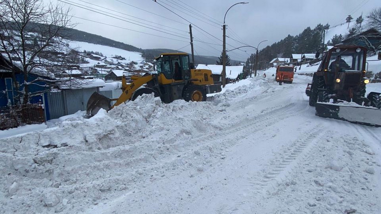 Горы снега и мусора вывозят из городов Челябинской области