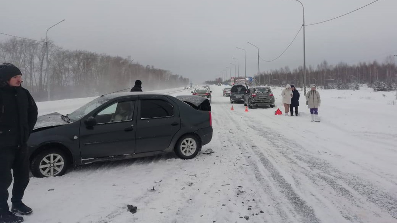 На трассе в Челябинской области столкнулись 13 автомобилей На трассе в Челябинской области столкнулись 13 автомобилей