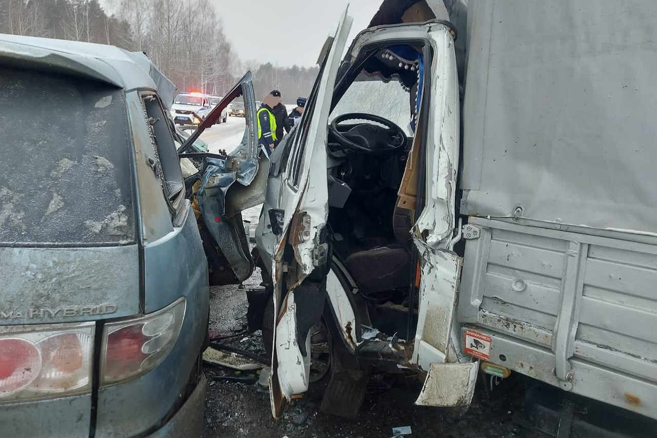 В ДТП с грузовиком в Челябинской области пострадали четверо, двое – дети В ДТП с грузовиком в Челябинской области пострадали четверо, двое – дети