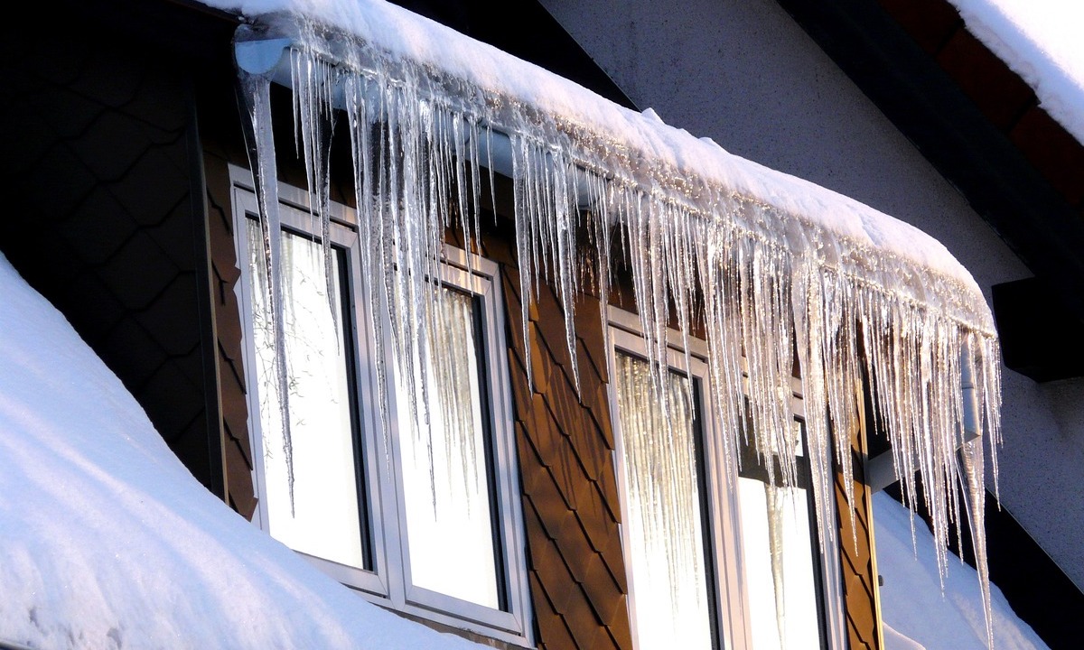 Ледяная угроза: чем опасны сосульки на крышах, рассказали в Челябинске