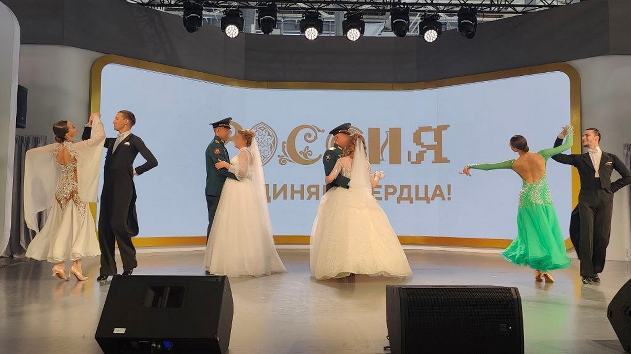 Две свадьбы сыграли на выставке "Россия" в день рождения Челябинской области