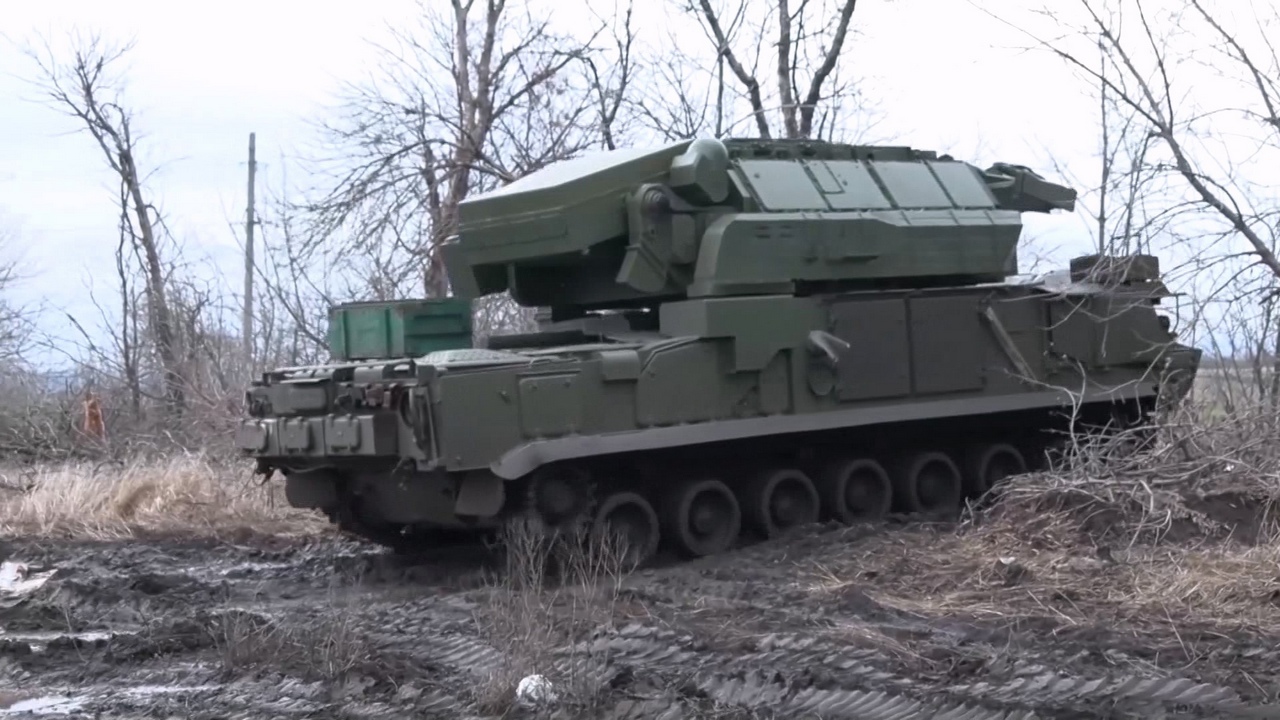 Военные ЦВО показали работу расчетов ЗРК "Тор-М2" в зоне СВО Военные ЦВО показали работу расчетов ЗРК "Тор-М2" в зоне СВО