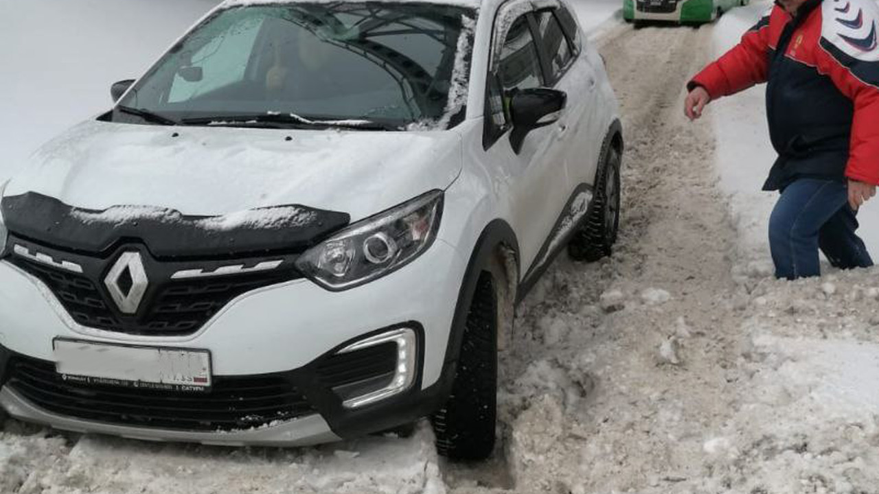 Водитель в Челябинске выехал на трамвайные пути и застрял в снегу