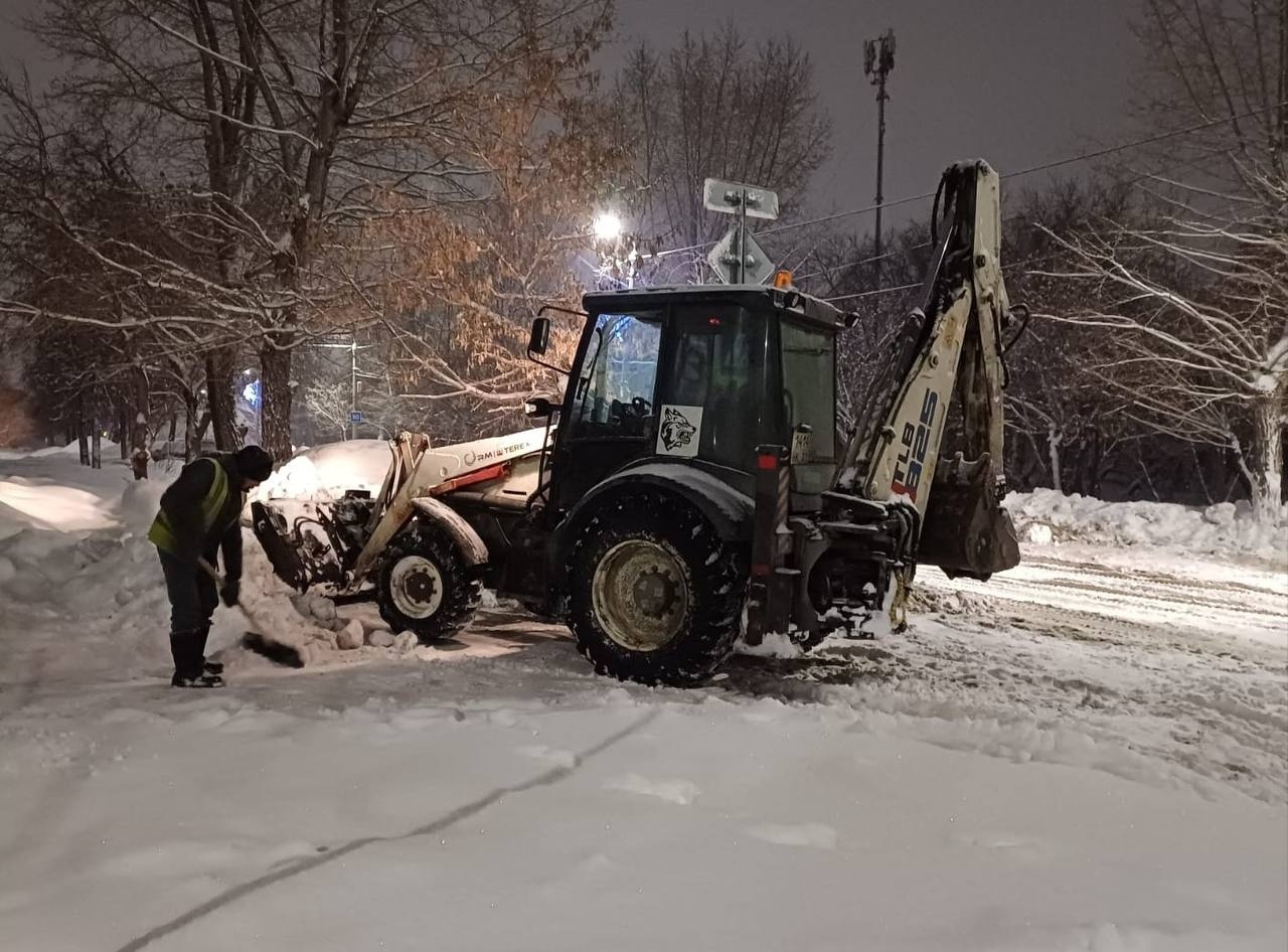 Снегопад не тетка: в Челябинске продолжают бороться с последствиями циклона 